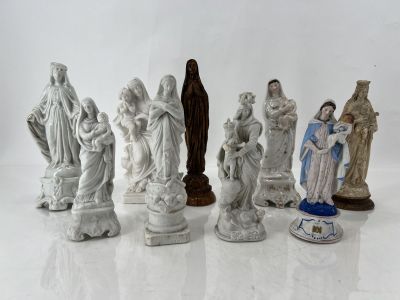 de nombreuses figurines posées sur une surface blanche