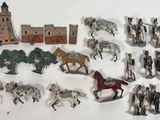 beaucoup de figurines qui se trouvent sur la table