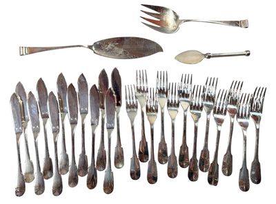 beaucoup de fourchettes et de cuillères sur la table