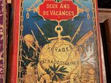 deux livres posés sur une table
