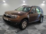 une photo d'une dacia marron garée sur un sol en damier