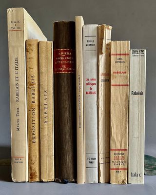 plusieurs vieux livres sont empilés sur une table