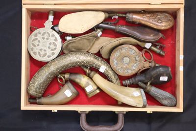 une boîte en bois remplie d'objets divers sur fond noir
