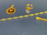 Ensemble composé d'un collier, d'un bracelet et d'une bague plaqués or jaune