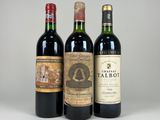 trois bouteilles de vin sont alignées sur une surface blanche
