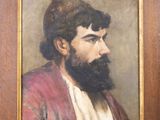 portrait d'un homme barbu vêtu d'une robe rouge, encadré dans un cadre en bois