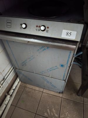 un lave-vaisselle sale posé dans un coin de la cuisine