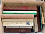 une boîte pleine de livres posée sur une table