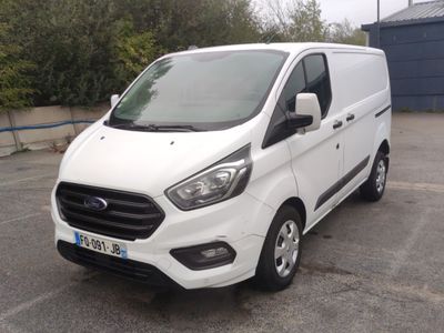 la camionnette blanche est garée dans un parking près d'un bâtiment