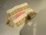 une liasse de billets posée sur une table à côté d'un téléphone portable