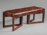 banquette en cuir marron avec des pieds en bois et une forme carrée