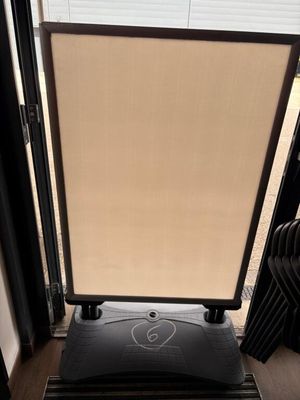 un ordinateur portable posé sur une table devant une fenêtre