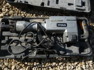deux outils qui traînent par terre