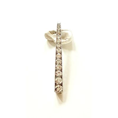 une image représentant un pendentif en forme de croix en diamant sur fond blanc