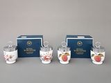 trois tasses et une boîte de thé sont posées sur une table