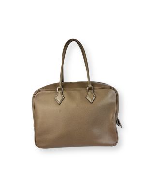 un sac à main en cuir marron sur fond blanc