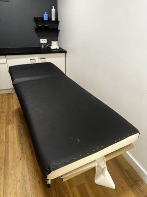 1 table de soin électrique skaï blanc