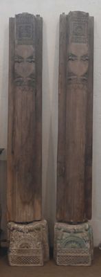 Inde Paire de piliers en bois sculpté en forme de demi colon…