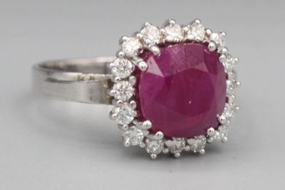 une image représentant une bague sertie d'un rubis et de diamants sur fond blanc