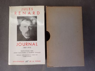 un vieux livre posé sur une table à côté d'un livre