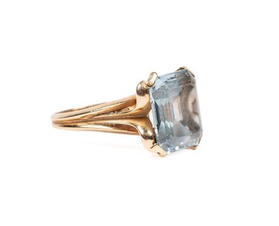 Gros plan sur une bague ornée d'une topaze bleue