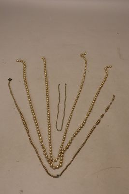 Deux sautoirs (lg 100 cm pièce) et deux colliers de perles f…