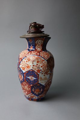 JAPON Vase En porcelaine à décor Imari