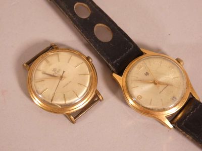 deux montres assises l'une à côté de l'autre sur une table