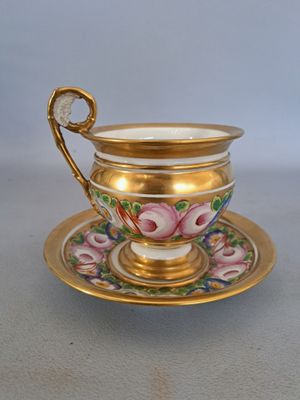 une tasse et une soucoupe sur une soucoupe sur une table