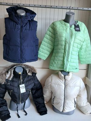 Plusieurs vestes sont exposées dans un magasin de vêtements