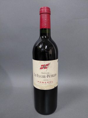 une bouteille de vin rouge posée sur une table