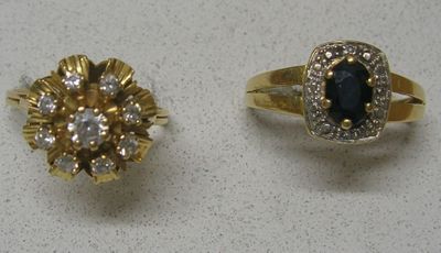 deux bagues en or serties de diamants et de saphirs sur un fond blanc