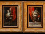 deux tableaux représentant des fleurs dans un vase posé sur une table, avec un rideau rouge