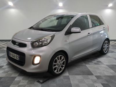la petite voiture argentée est garée dans le garage sur un sol en damier