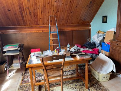 une table et des chaises en bois dans une pièce aux murs lambrissés