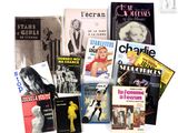un grand nombre de livres posés sur une table