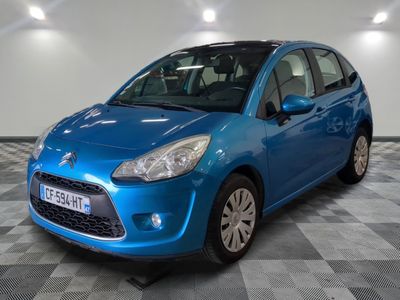 la voiture bleue est garée sur un sol en damier dans le garage