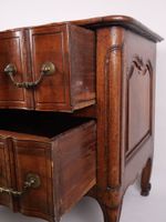 Commode en chêne à la façade mouvementée, ouvrant par deux t… (photo 3)