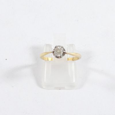 gros plan d'une bague en diamant sur une surface claire