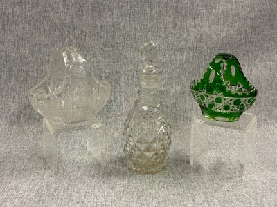 trois objets en verre posés sur une surface blanche