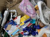 une boîte en carton remplie d'objets hétéroclites sur le sol