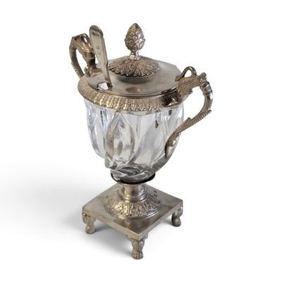 une tasse en argent contenant une cuillère