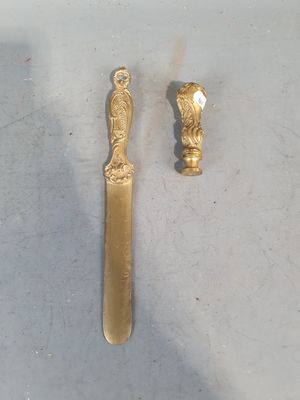 deux cuillères en or et un couteau posés sur une table