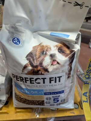 un sac de croquettes posé sur une table