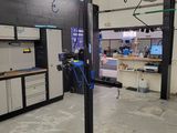 une machine placée au milieu d'une pièce