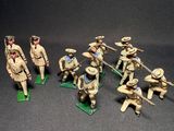 Plusieurs figurines représentant des hommes en uniforme militaire sont disposées sur une table