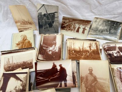 de nombreuses vieilles photos d'hommes et de femmes sur un lit
