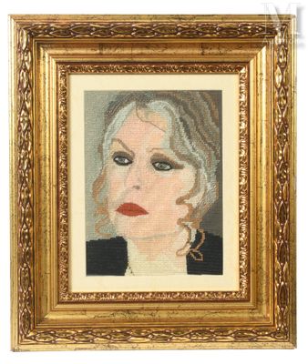 un tableau représentant le visage d'une femme, dans un cadre doré