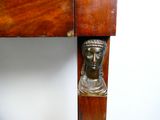une table en bois surmontée d'une tête en métal