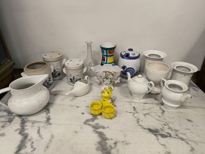 de nombreux types de vases et de bols sur la table